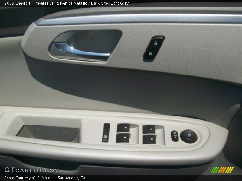 Silver Ice Metallic / Dark Gray/Light Gray 2009 Chevrolet Traverse LT