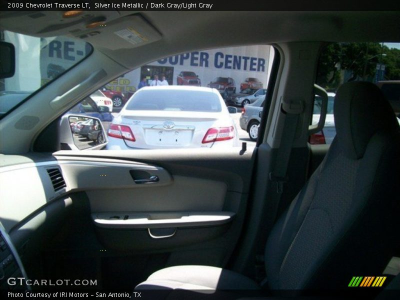 Silver Ice Metallic / Dark Gray/Light Gray 2009 Chevrolet Traverse LT