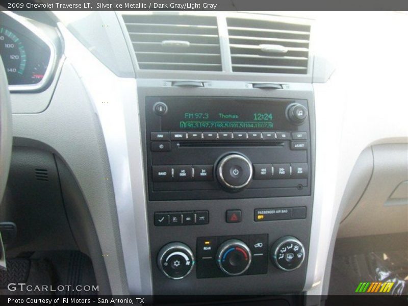 Silver Ice Metallic / Dark Gray/Light Gray 2009 Chevrolet Traverse LT