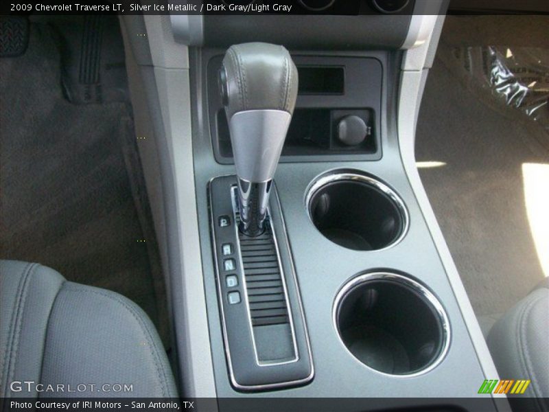 Silver Ice Metallic / Dark Gray/Light Gray 2009 Chevrolet Traverse LT