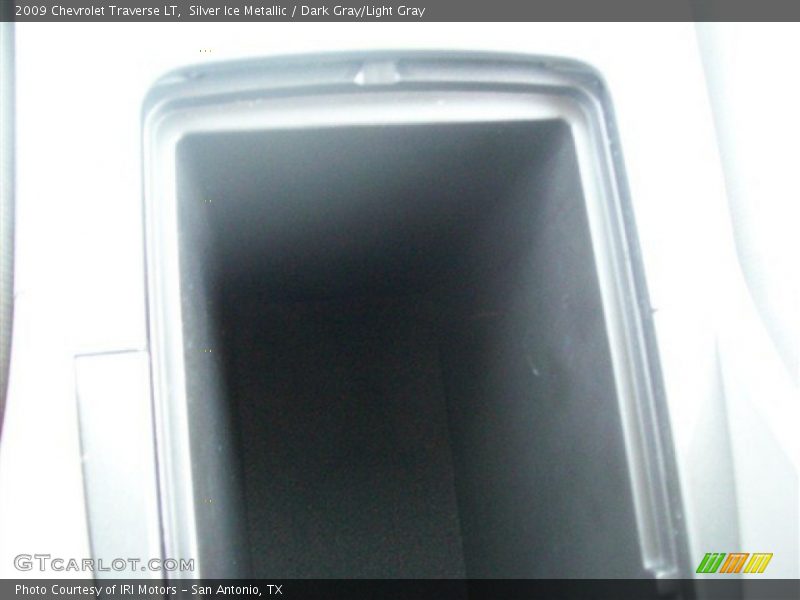 Silver Ice Metallic / Dark Gray/Light Gray 2009 Chevrolet Traverse LT