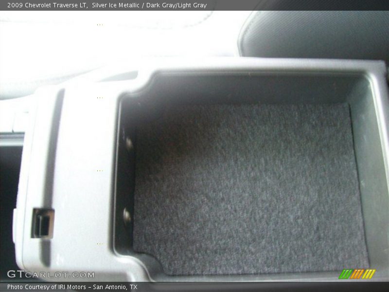 Silver Ice Metallic / Dark Gray/Light Gray 2009 Chevrolet Traverse LT