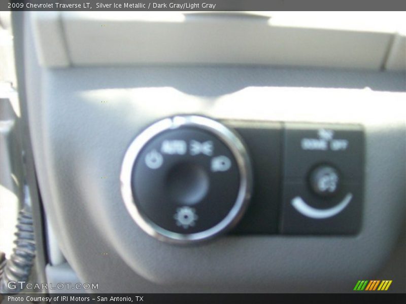 Silver Ice Metallic / Dark Gray/Light Gray 2009 Chevrolet Traverse LT