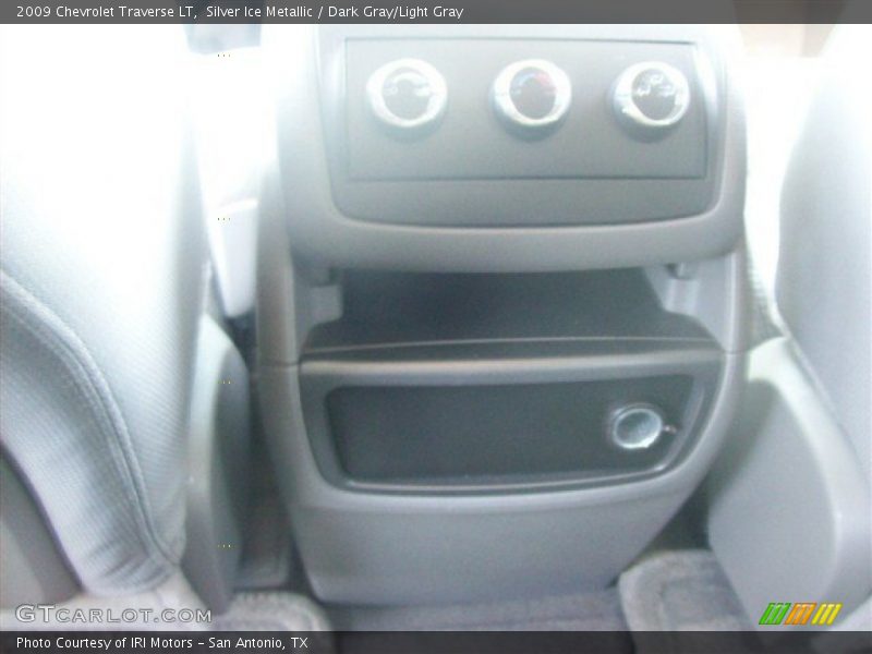 Silver Ice Metallic / Dark Gray/Light Gray 2009 Chevrolet Traverse LT