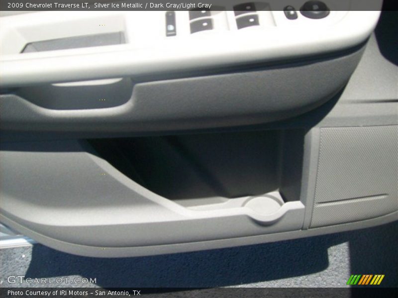 Silver Ice Metallic / Dark Gray/Light Gray 2009 Chevrolet Traverse LT