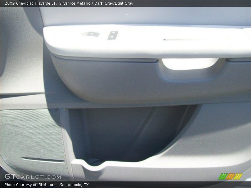Silver Ice Metallic / Dark Gray/Light Gray 2009 Chevrolet Traverse LT