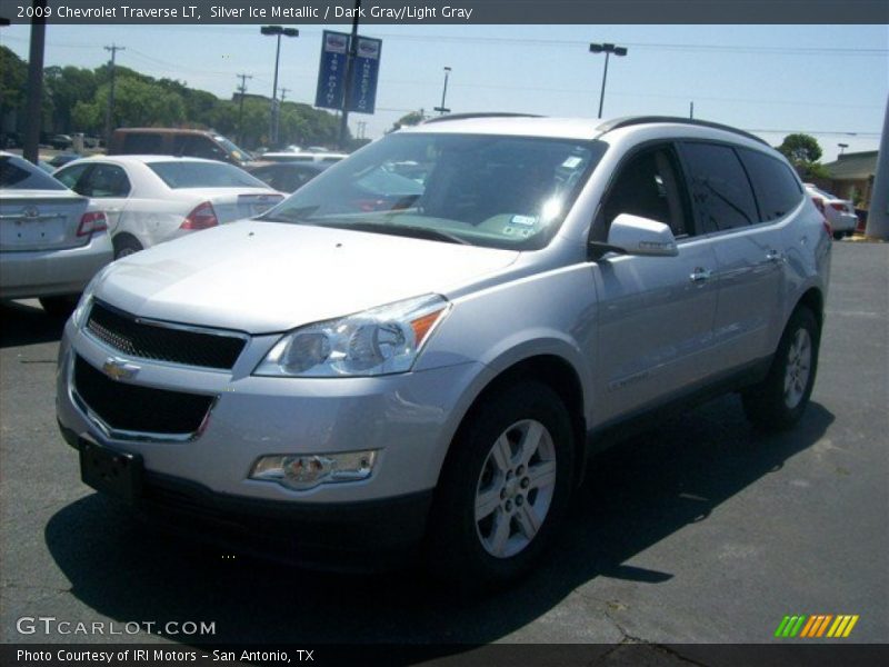 Silver Ice Metallic / Dark Gray/Light Gray 2009 Chevrolet Traverse LT