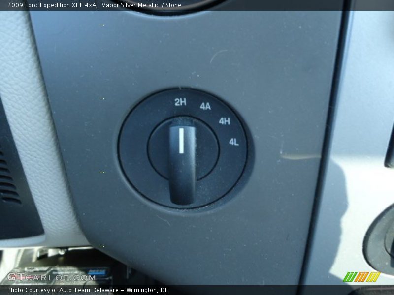 Vapor Silver Metallic / Stone 2009 Ford Expedition XLT 4x4