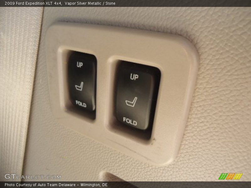 Vapor Silver Metallic / Stone 2009 Ford Expedition XLT 4x4