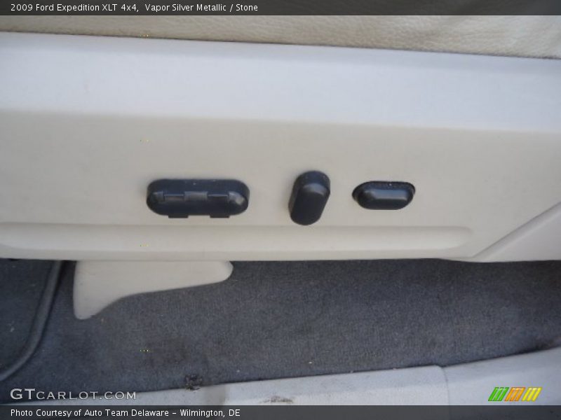 Vapor Silver Metallic / Stone 2009 Ford Expedition XLT 4x4