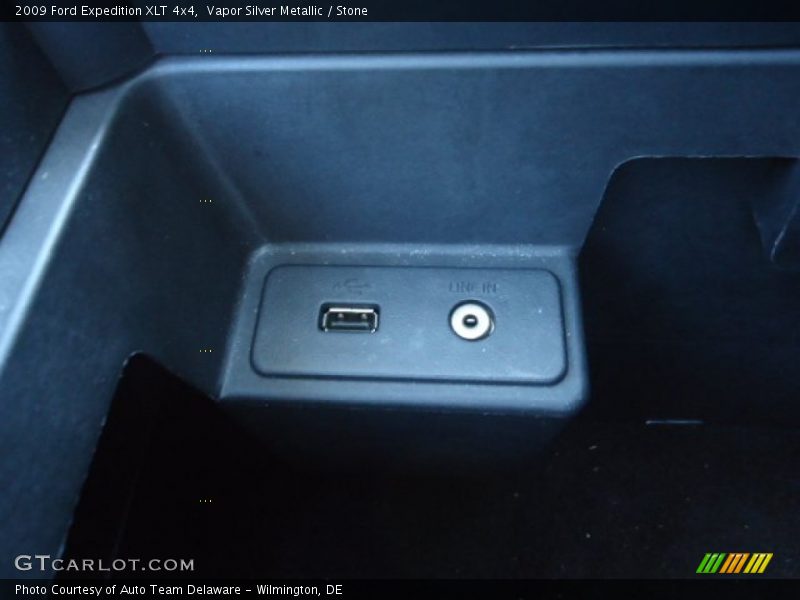 Vapor Silver Metallic / Stone 2009 Ford Expedition XLT 4x4