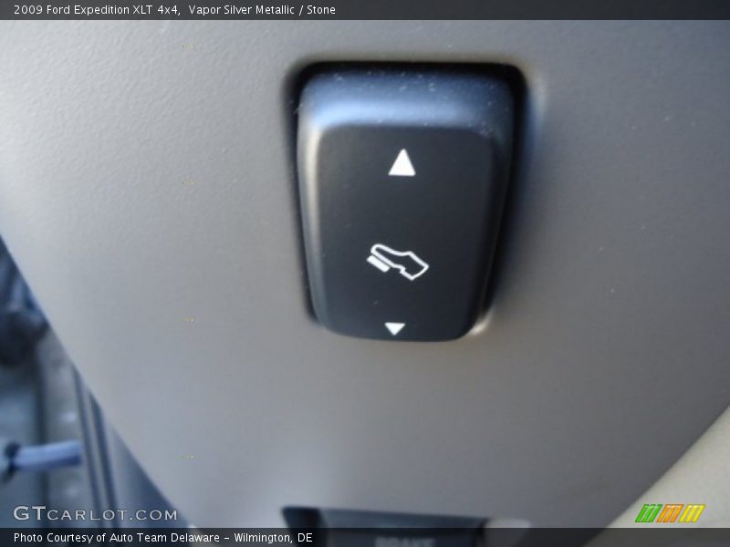 Vapor Silver Metallic / Stone 2009 Ford Expedition XLT 4x4