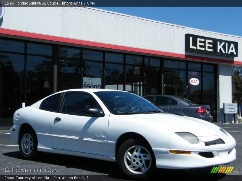 Bright White / Gray 1995 Pontiac Sunfire SE Coupe