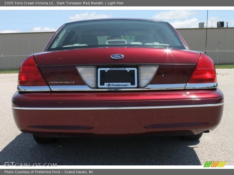 Dark Toreador Red Metallic / Light Flint 2005 Ford Crown Victoria LX