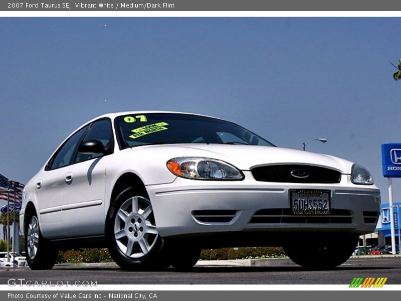 Vibrant White / Medium/Dark Flint 2007 Ford Taurus SE