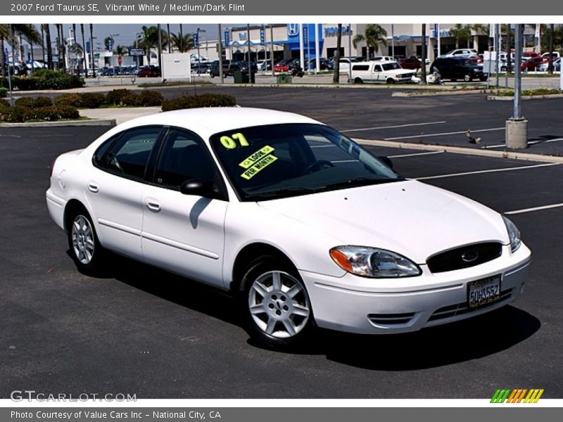 Vibrant White / Medium/Dark Flint 2007 Ford Taurus SE