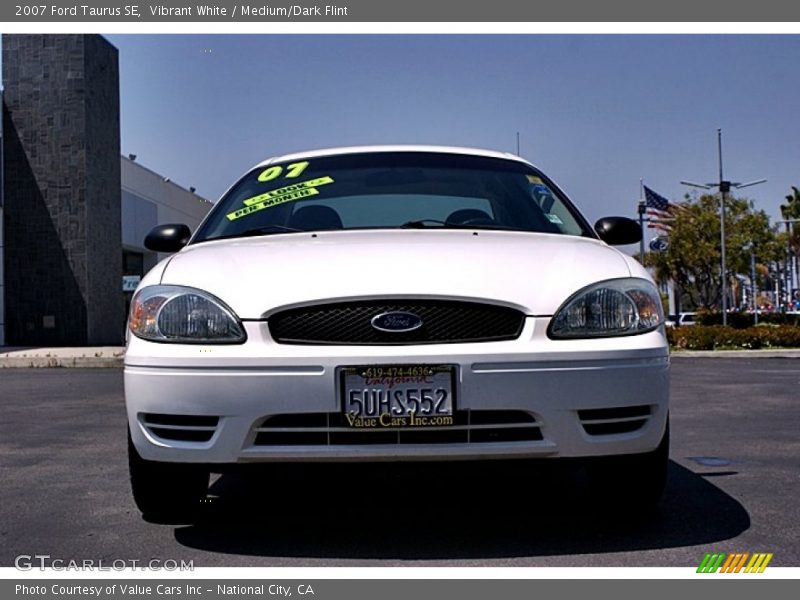 Vibrant White / Medium/Dark Flint 2007 Ford Taurus SE