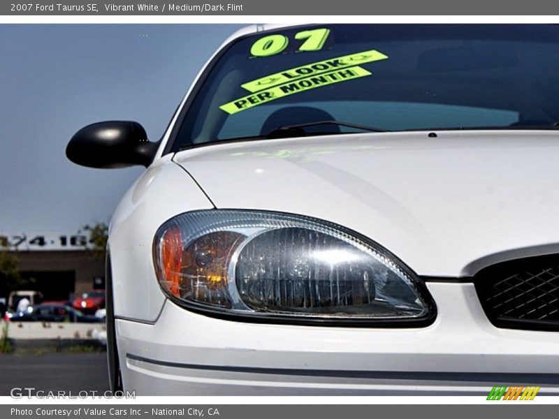Vibrant White / Medium/Dark Flint 2007 Ford Taurus SE