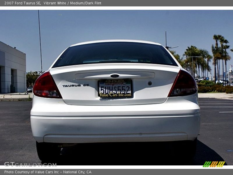 Vibrant White / Medium/Dark Flint 2007 Ford Taurus SE