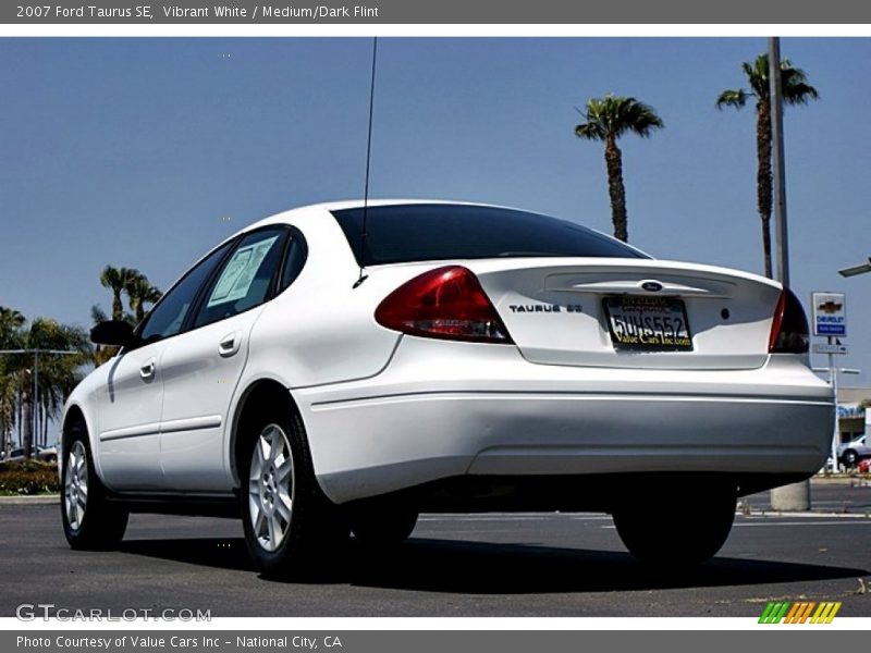 Vibrant White / Medium/Dark Flint 2007 Ford Taurus SE