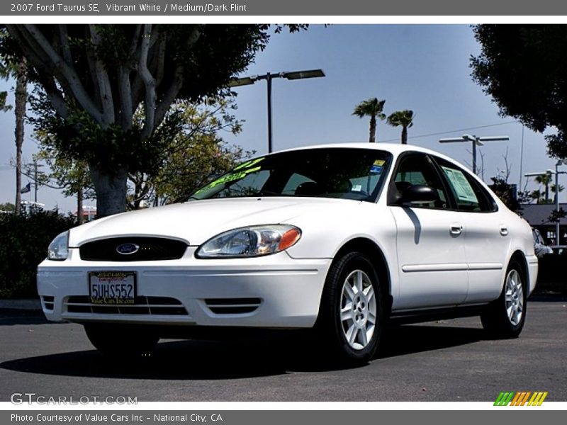 Vibrant White / Medium/Dark Flint 2007 Ford Taurus SE
