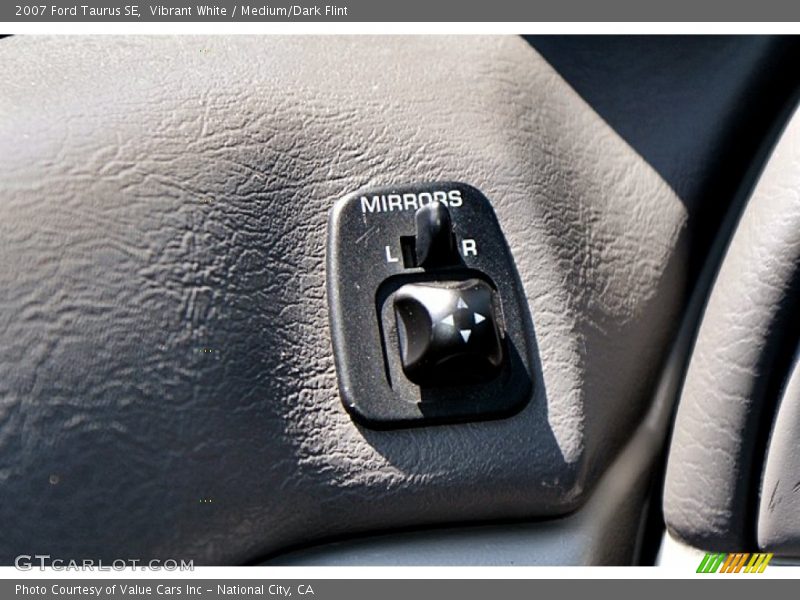 Vibrant White / Medium/Dark Flint 2007 Ford Taurus SE