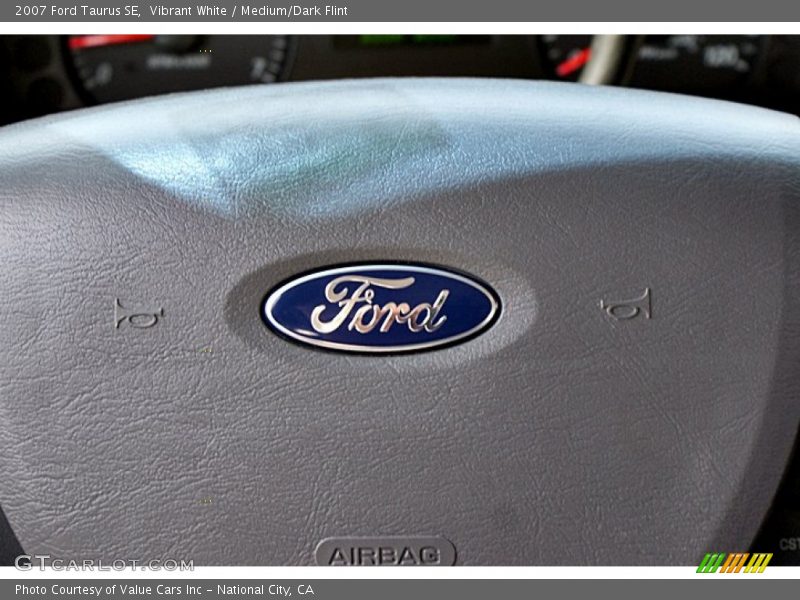Vibrant White / Medium/Dark Flint 2007 Ford Taurus SE
