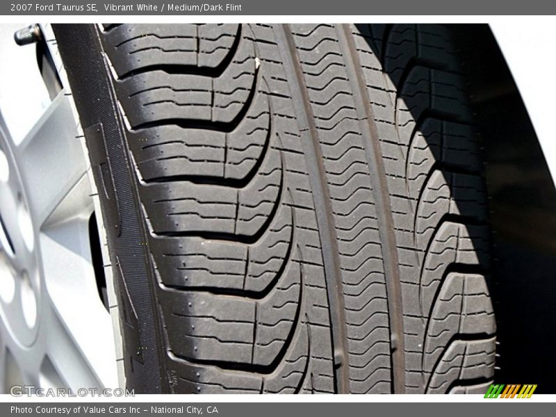 Vibrant White / Medium/Dark Flint 2007 Ford Taurus SE