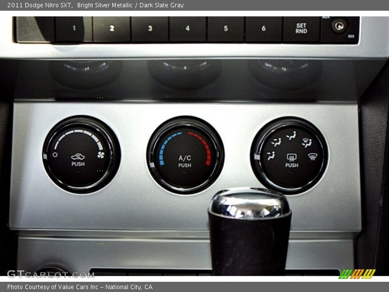 Controls of 2011 Nitro SXT