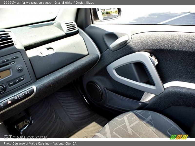 Crystal White / Design Black 2009 Smart fortwo passion coupe