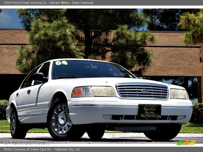 Vibrant White / Dark Charcoal 2004 Ford Crown Victoria LX