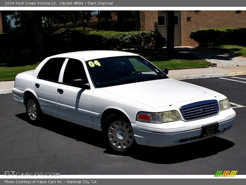 Vibrant White / Dark Charcoal 2004 Ford Crown Victoria LX