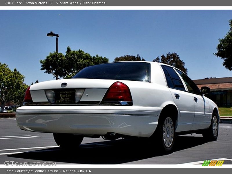 Vibrant White / Dark Charcoal 2004 Ford Crown Victoria LX