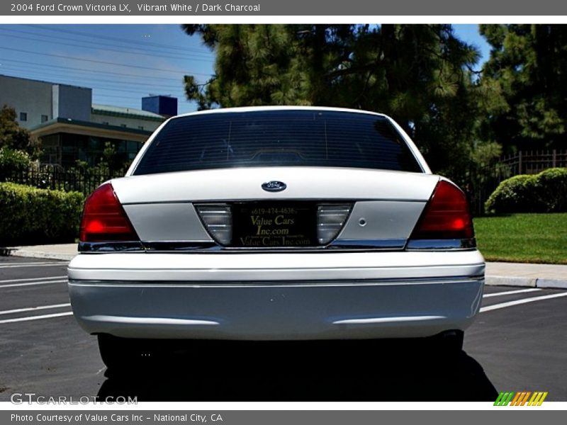 Vibrant White / Dark Charcoal 2004 Ford Crown Victoria LX