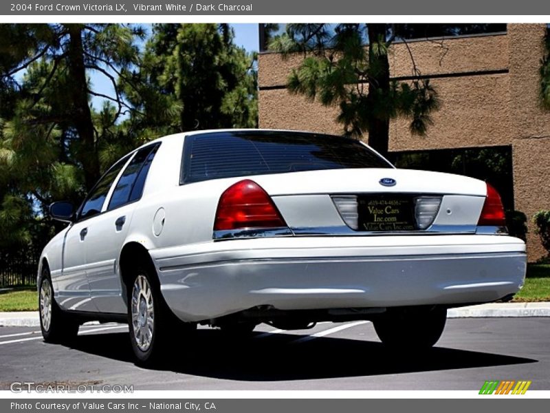 Vibrant White / Dark Charcoal 2004 Ford Crown Victoria LX