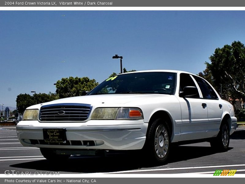Vibrant White / Dark Charcoal 2004 Ford Crown Victoria LX