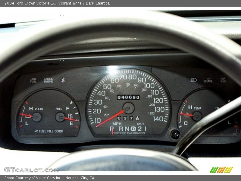 Vibrant White / Dark Charcoal 2004 Ford Crown Victoria LX