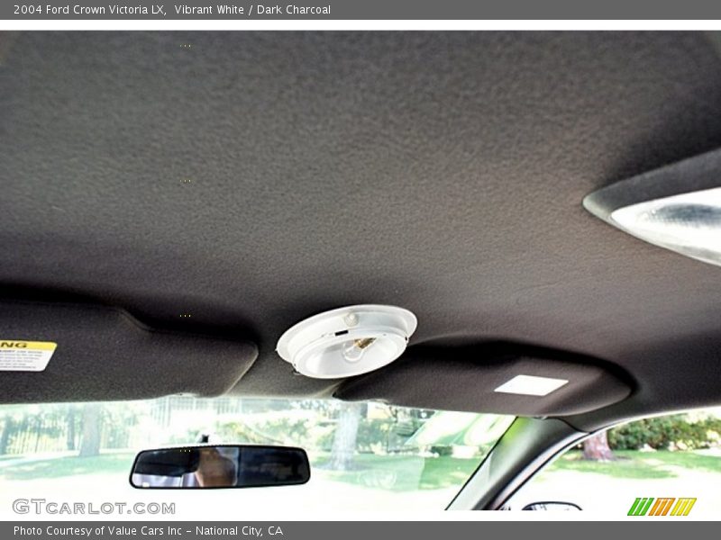 Vibrant White / Dark Charcoal 2004 Ford Crown Victoria LX