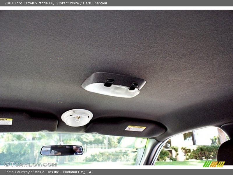 Vibrant White / Dark Charcoal 2004 Ford Crown Victoria LX