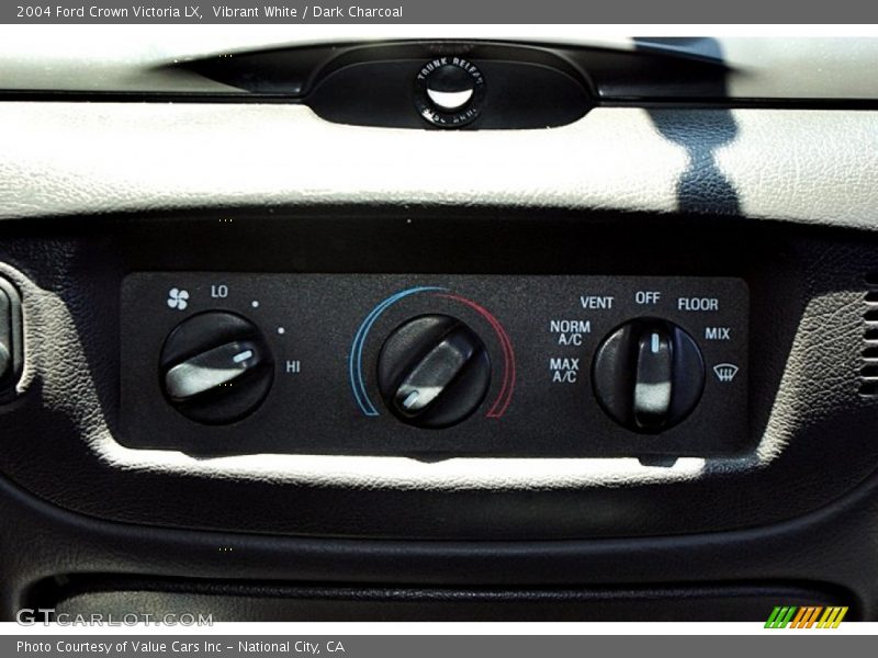 Vibrant White / Dark Charcoal 2004 Ford Crown Victoria LX