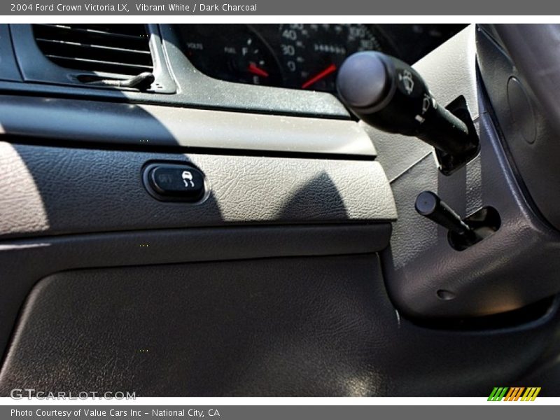Vibrant White / Dark Charcoal 2004 Ford Crown Victoria LX