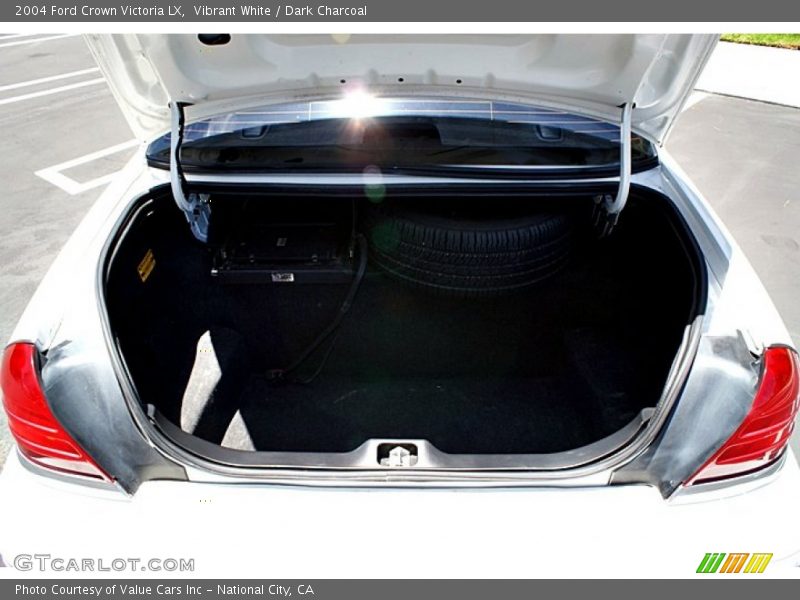 Vibrant White / Dark Charcoal 2004 Ford Crown Victoria LX