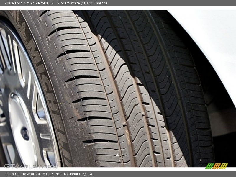 Vibrant White / Dark Charcoal 2004 Ford Crown Victoria LX