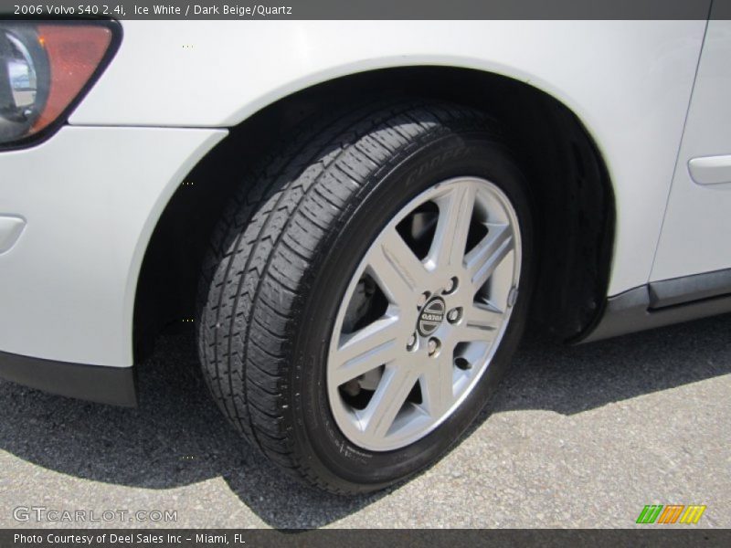 Ice White / Dark Beige/Quartz 2006 Volvo S40 2.4i