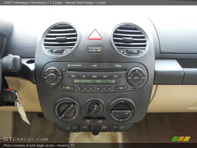 Controls of 2006 New Beetle 2.5 Coupe