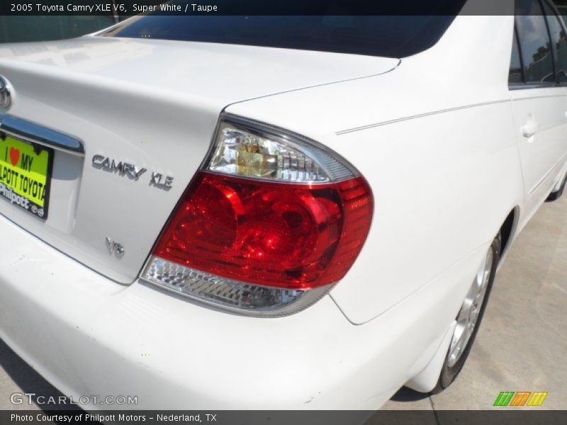 Super White / Taupe 2005 Toyota Camry XLE V6