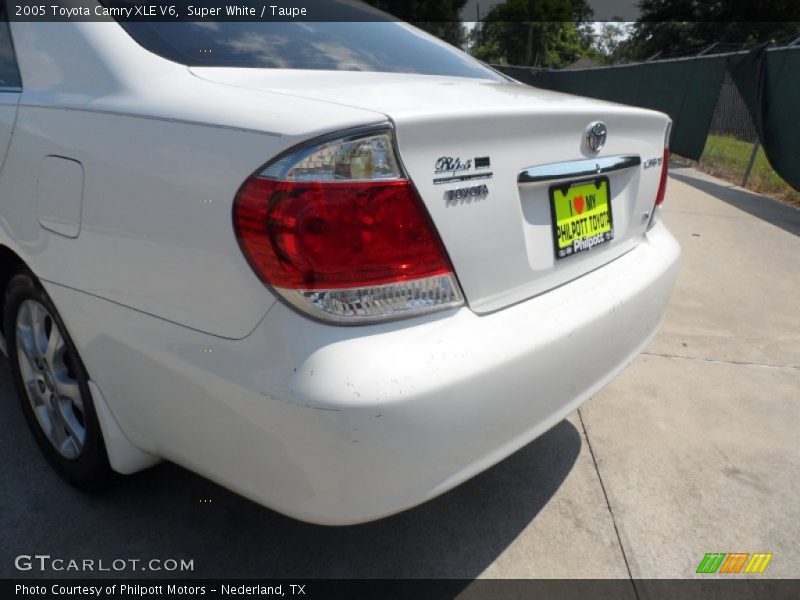 Super White / Taupe 2005 Toyota Camry XLE V6