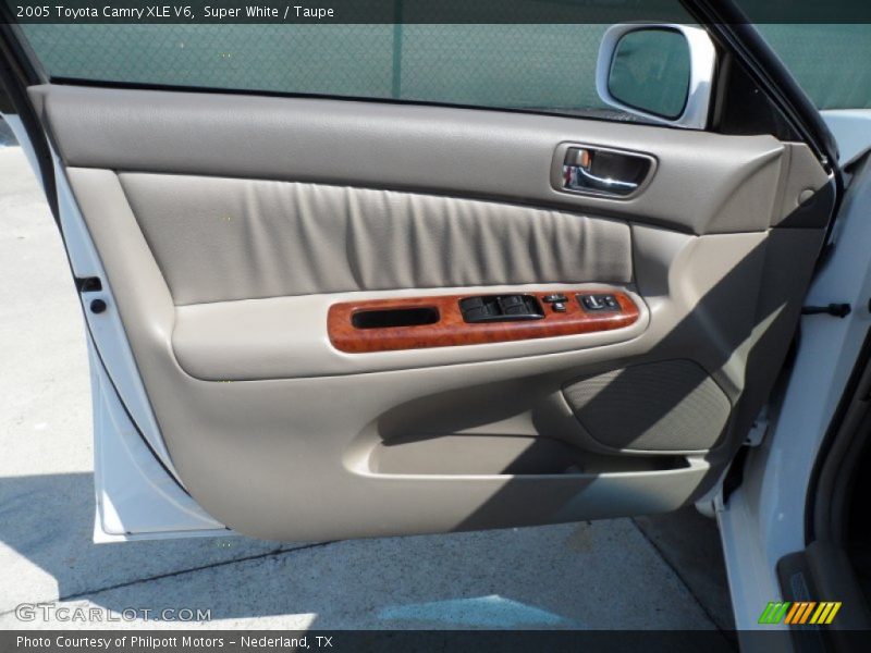 Super White / Taupe 2005 Toyota Camry XLE V6
