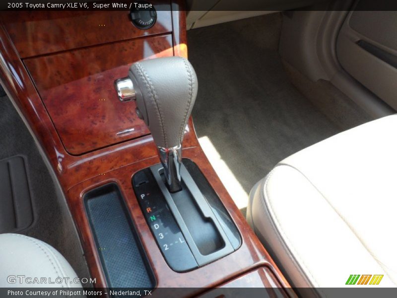 Super White / Taupe 2005 Toyota Camry XLE V6