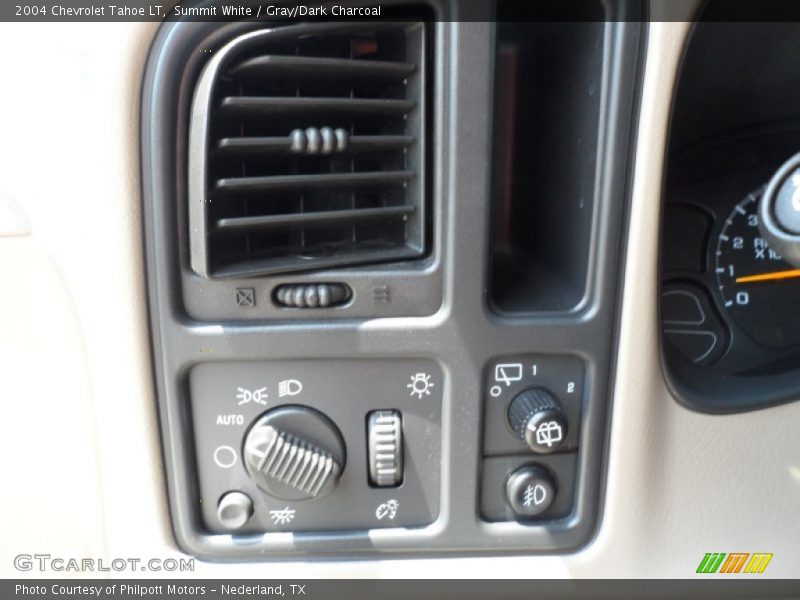 Summit White / Gray/Dark Charcoal 2004 Chevrolet Tahoe LT